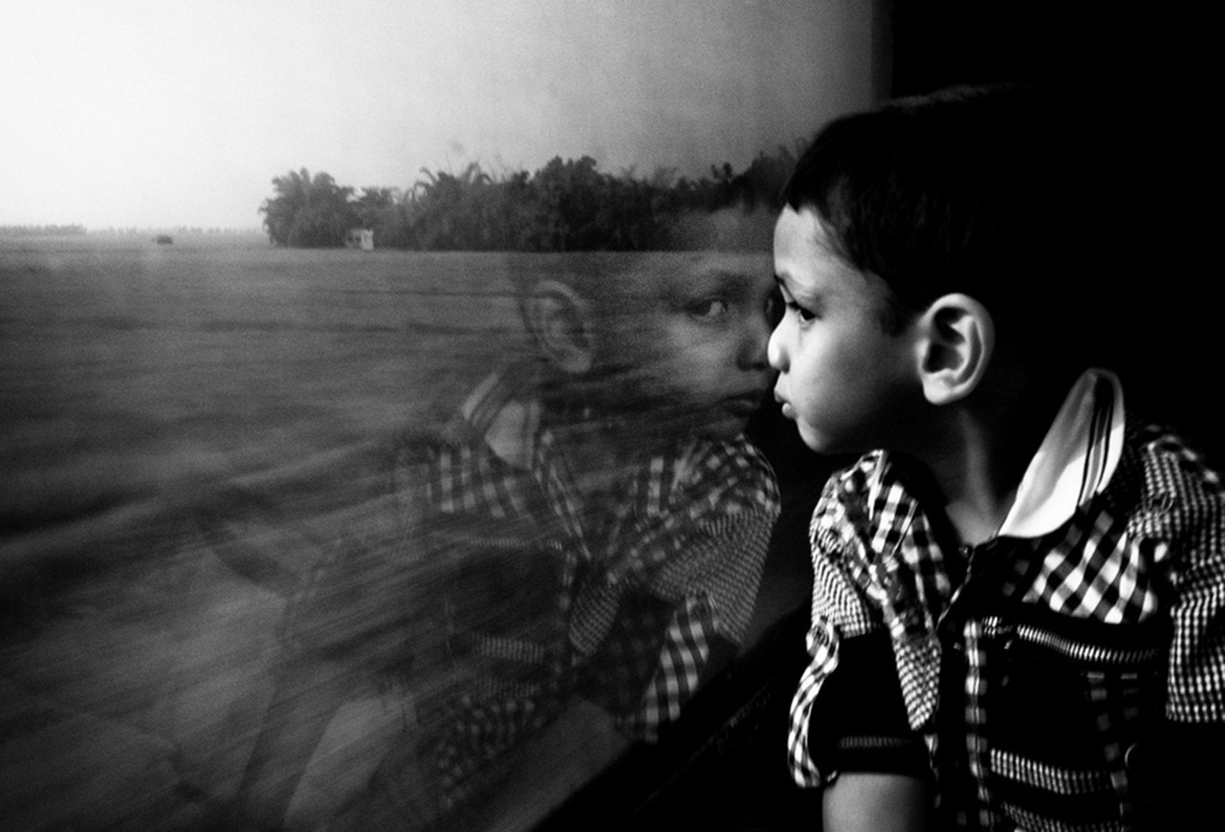 kid in train street photography by swarat ghosh