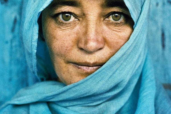 Travel photography portrait by Frédéric Lagrange, Blue veilled woman, Kargil Kashmir, India,