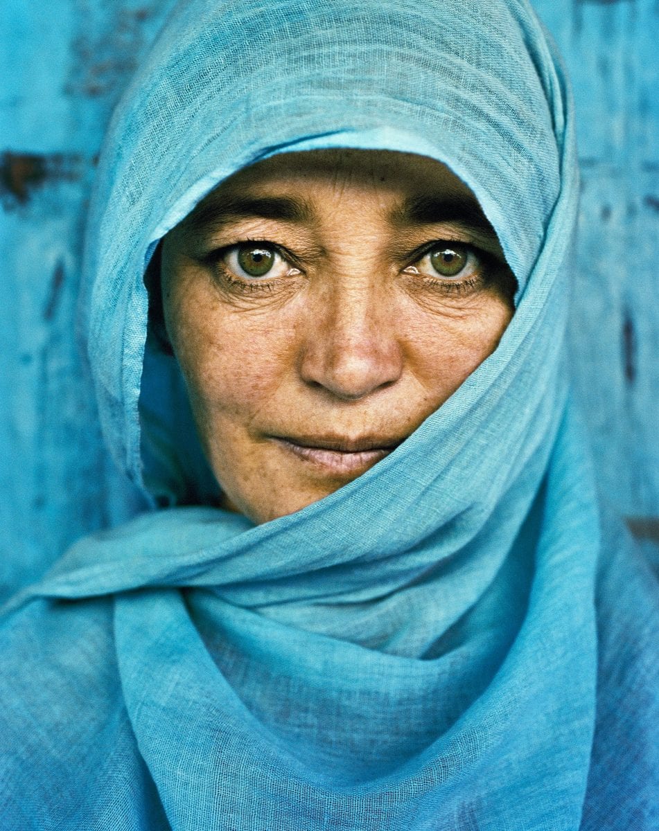 Travel photography portrait by Frédéric Lagrange, Blue veilled woman, Kargil Kashmir, India,