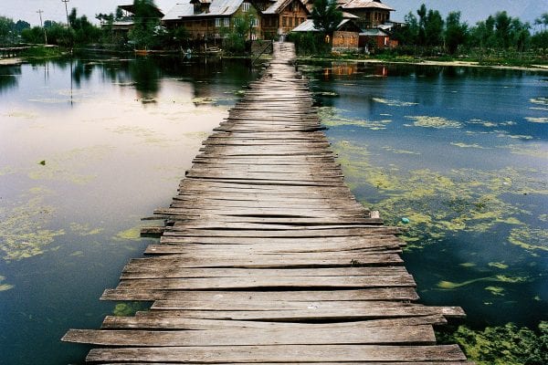 Travel photography portrait by Frédéric Lagrange. Landscape, lake, jetty, Kashmir, India