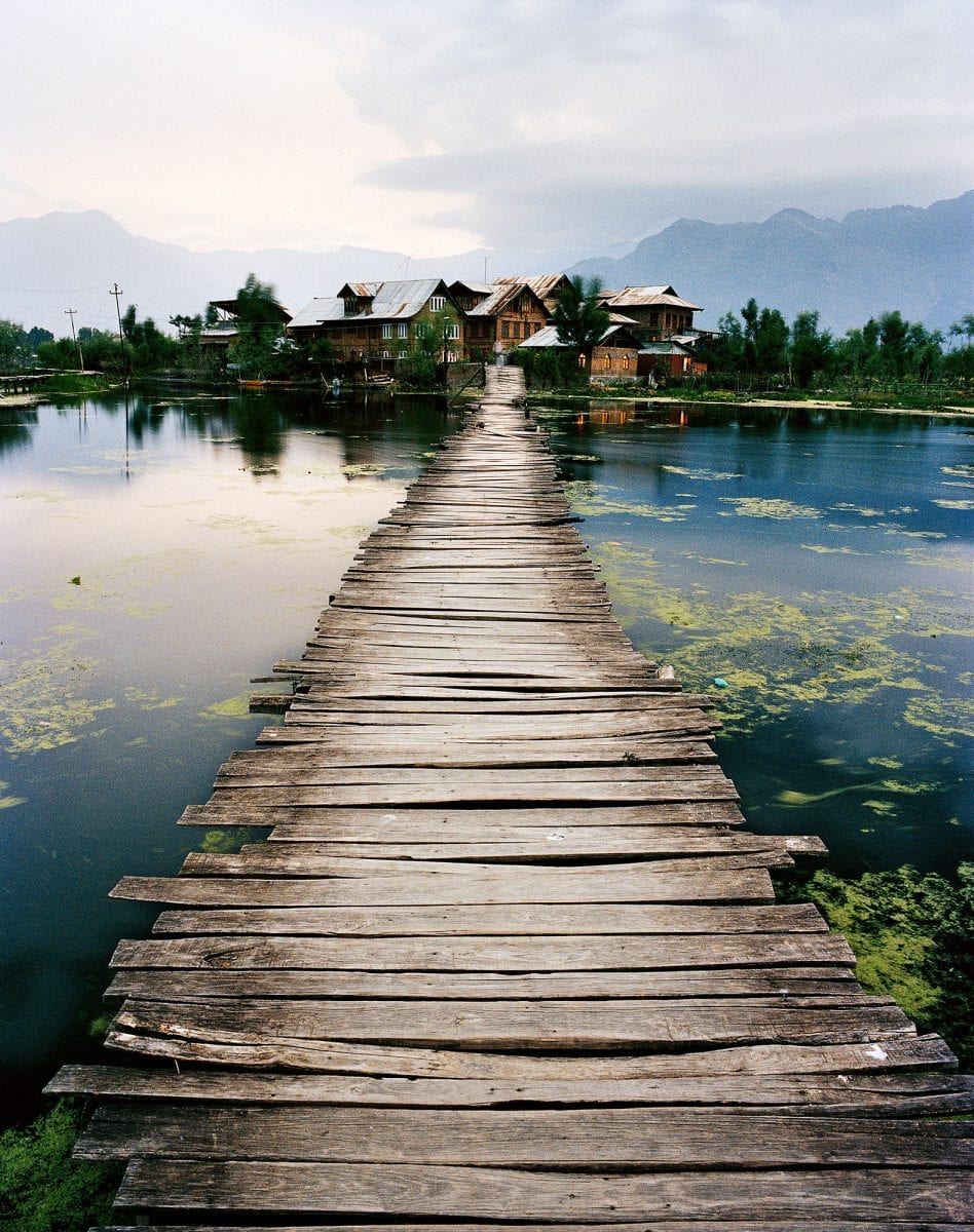 Travel photography portrait by Frédéric Lagrange. Landscape, lake, jetty, Kashmir, India