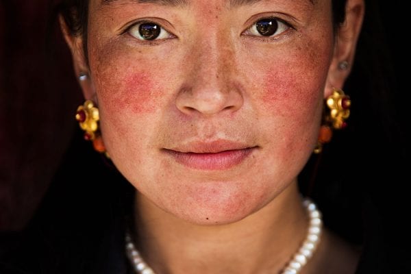 tibet woman portrait photography in color by mihaela noroc, the atlas of beauty series