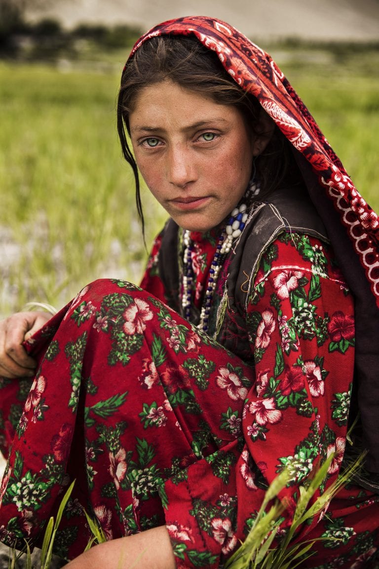 afghanistan woman portrait photography in color by mihaela noroc, the atlas of beauty series