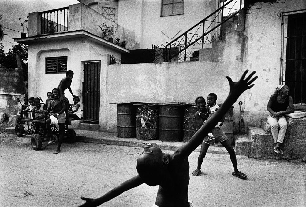 black and white street photography by Bela Doka in Cuba during the Periodo Especial, in Havana 1994 1998