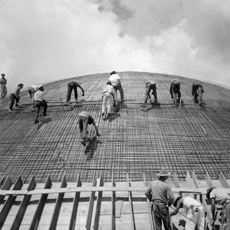 Black and white photograph of construction workers by Marcel Gautherot