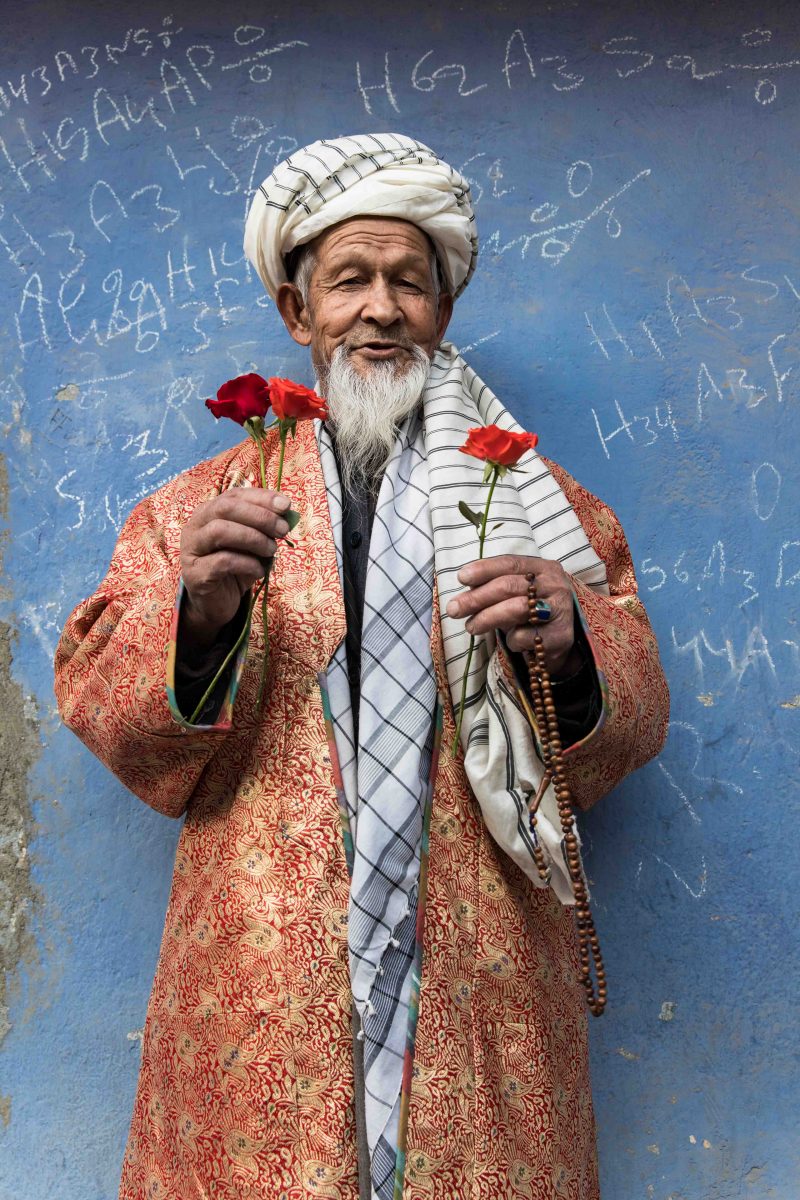 color photo portrait by Oriane Zérah afghan man with flowers