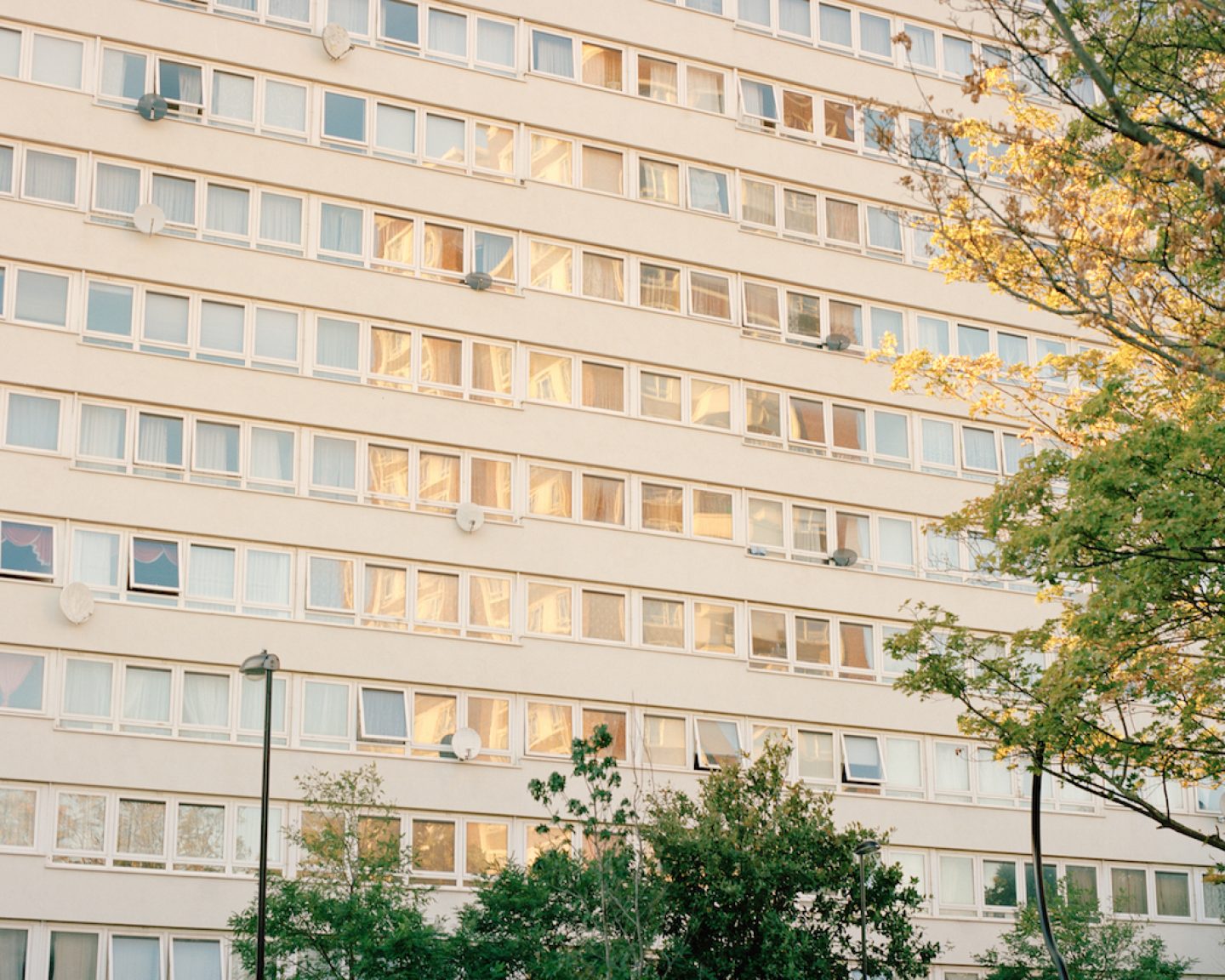 Color Film photography by Cian Oba-Smith, cityscape, building, england, street