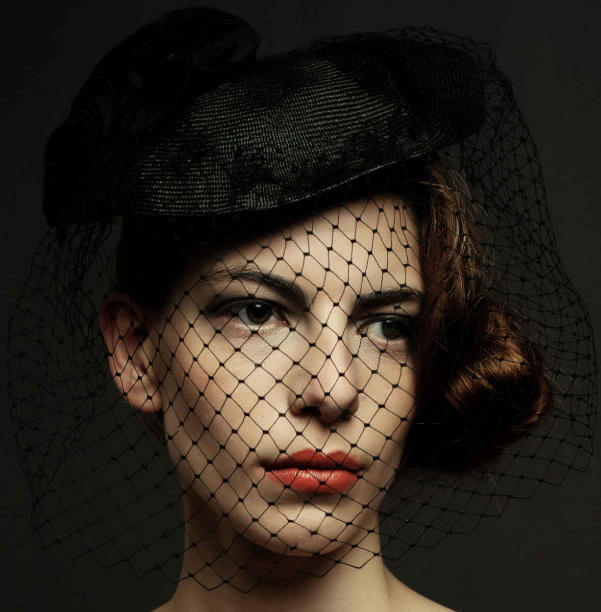 Color portrait by Maarten Schroder, woman with veil and red lipstick