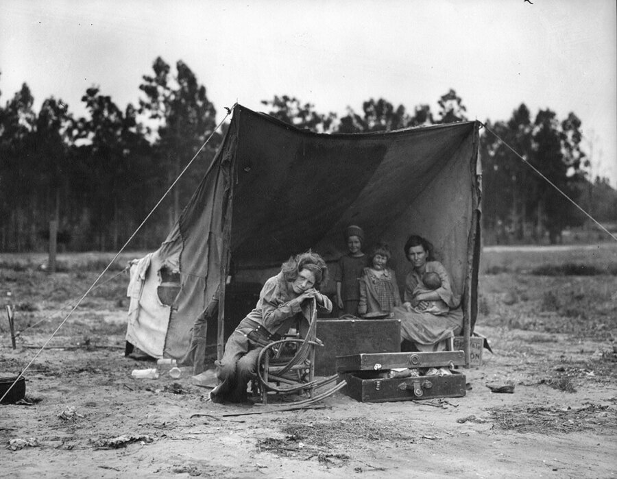 Black and white documentary photography by Dorothea Lange. Migrant Mother, Nipomo, California 1936