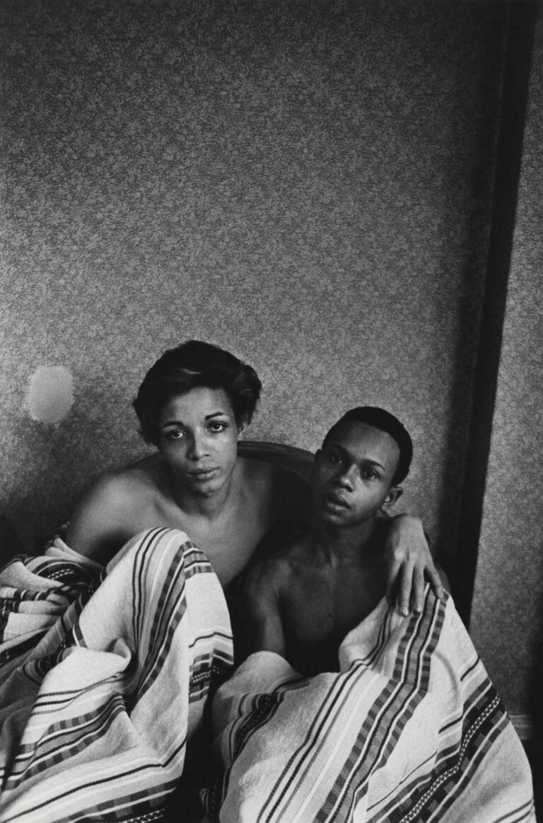 Black and white photography by Mary Ellen mark, Black-American couple in bed, NYC, 1968