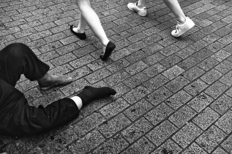 Black and white strete photography by Tatsuo Suzuki. legs,feet Tokyo Japan