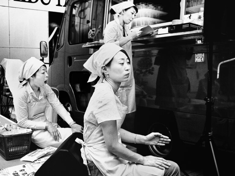 Black and white strete photography by Tatsuo Suzuki. women, Tokyo Japan