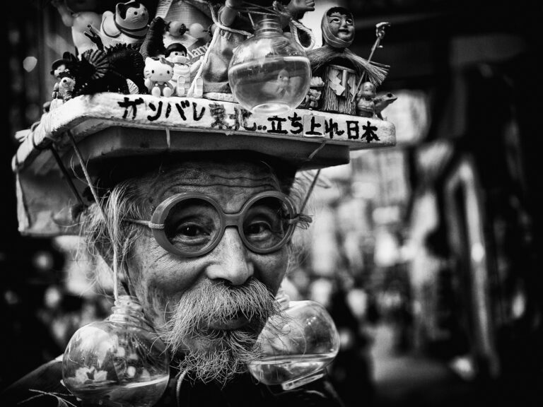 Black and white street photography by Tatsuo Suzuki. Tokyo, Japan