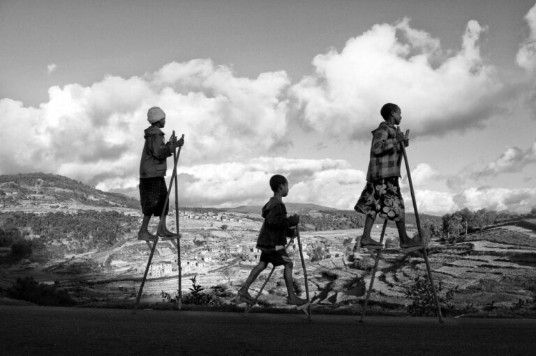 Black and white photography by Pierrot Men, children walking in Madagascar