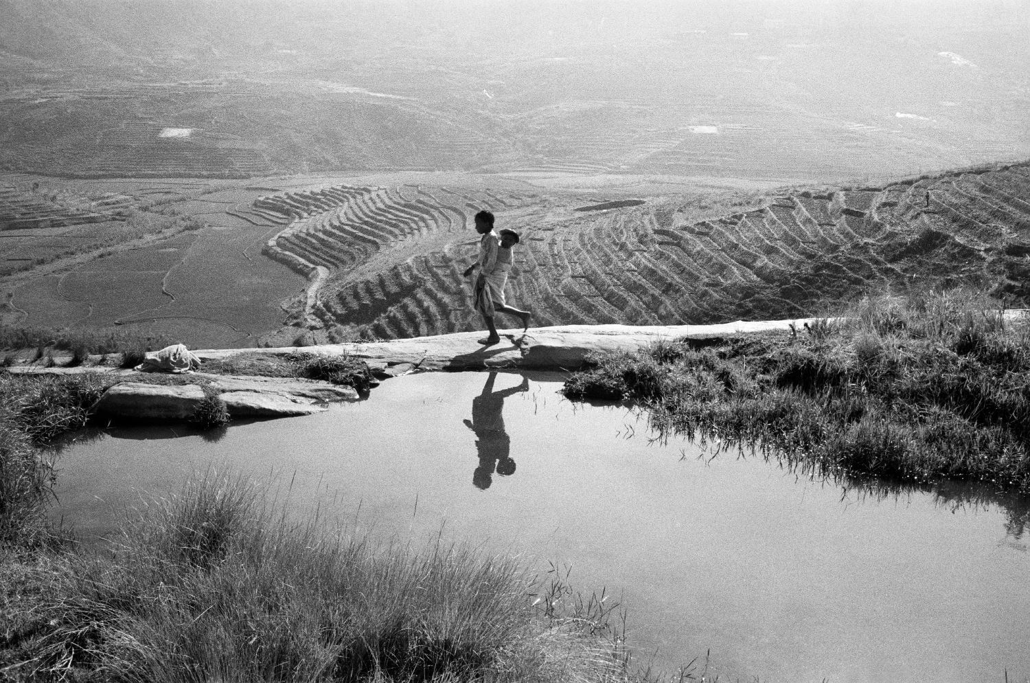 Black and white photography by Pierrot Men, children walking, Ambalavao, Madagascar 1998