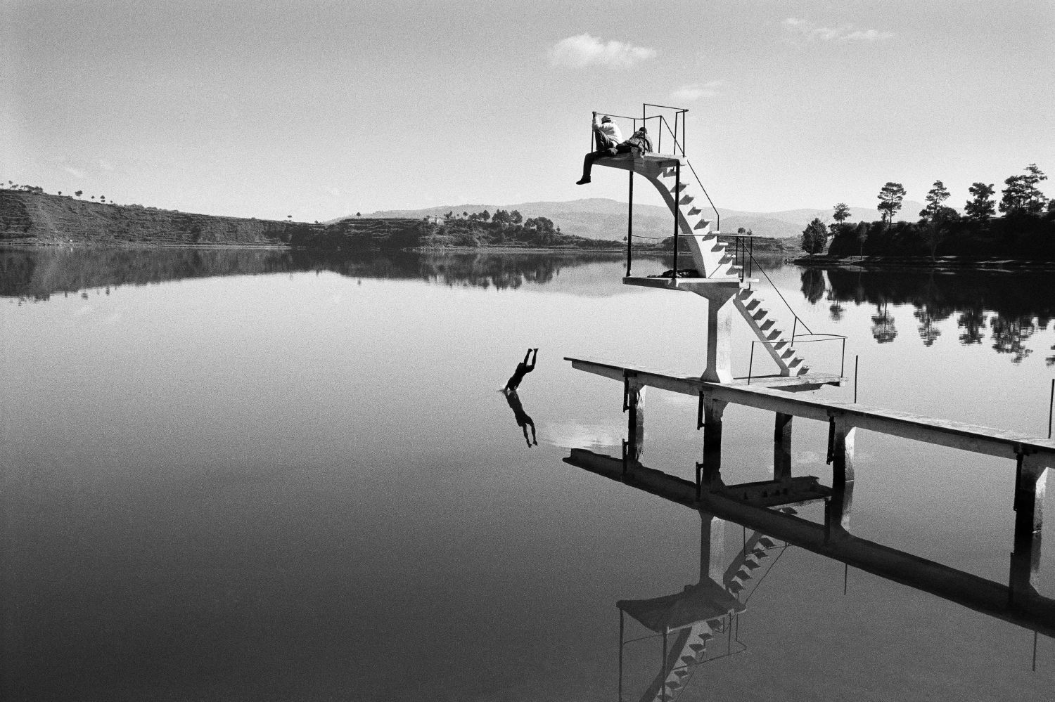 Black and white photography by Pierrot Men, boy diving in lake in Madagascar