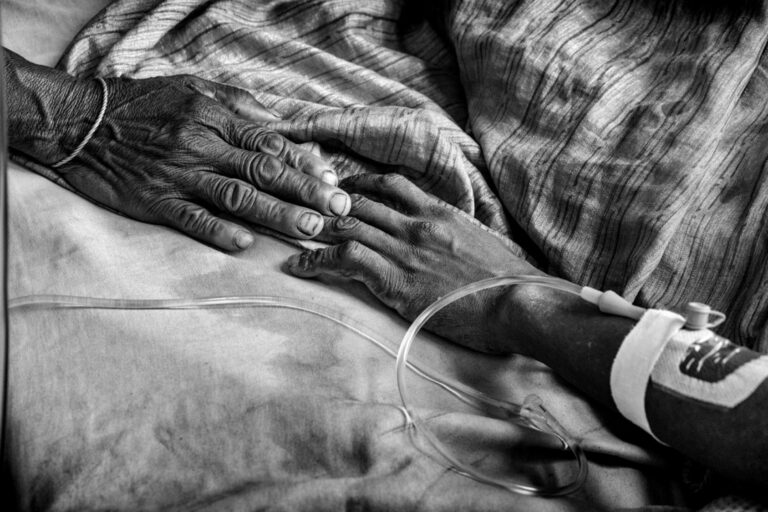 Black & white photography by Pierrot Men, hands, hospital, Manambaro, Madagascar, 2017