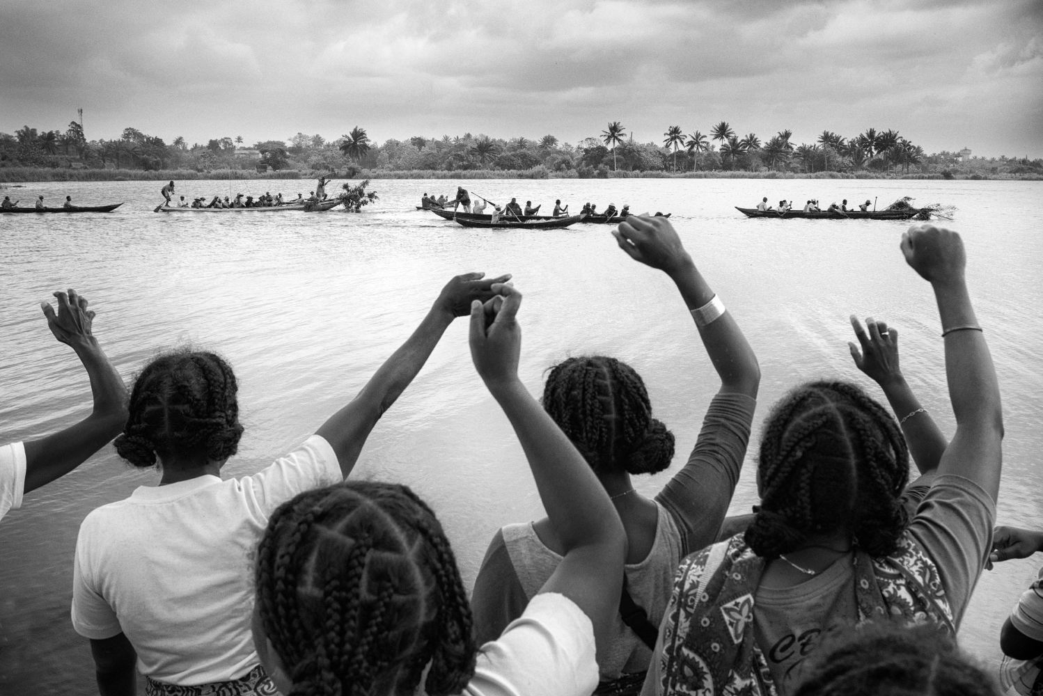 Black and white photography by Pierrot Men, women and wooden boats in Madagascar