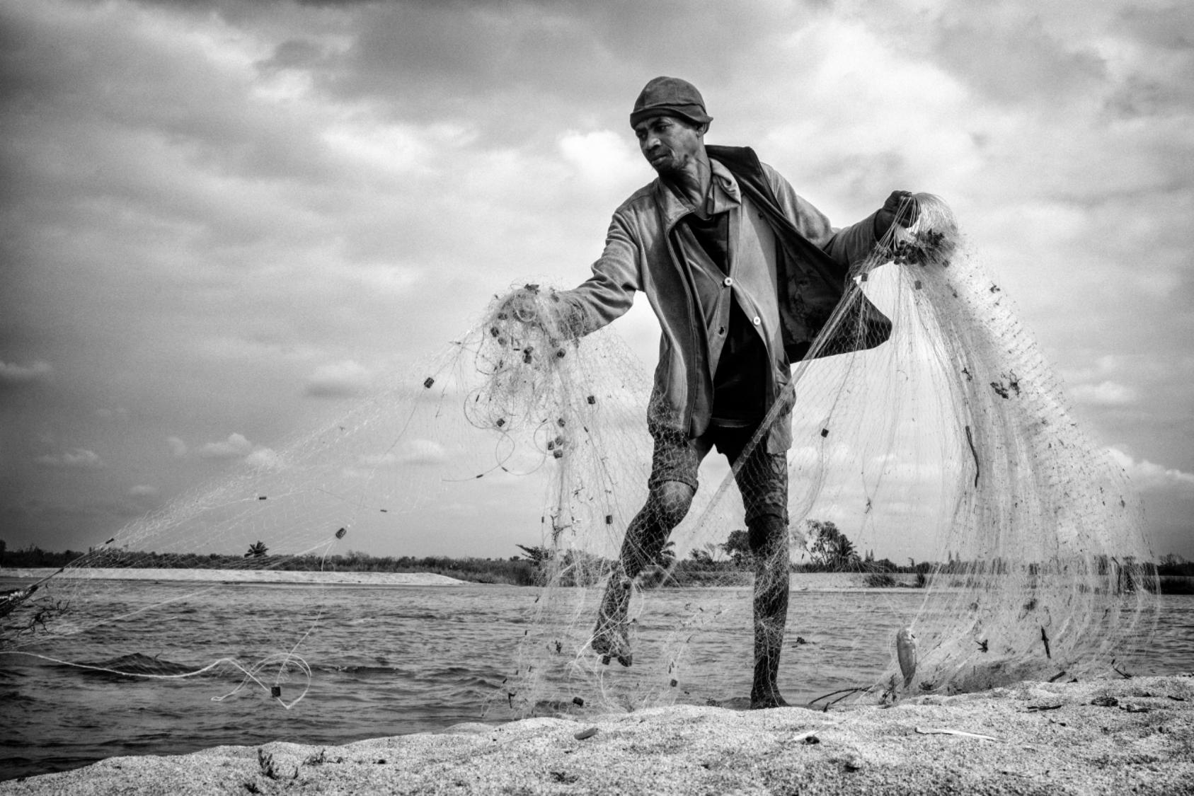 Black & white photography by Pierrot Men, fisherman, fishing, Madagascar