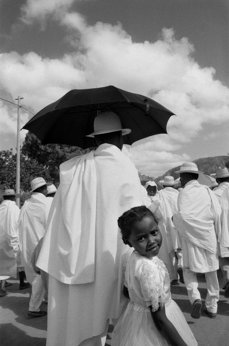 Black & white photography by Pierrot Men, young girl and father