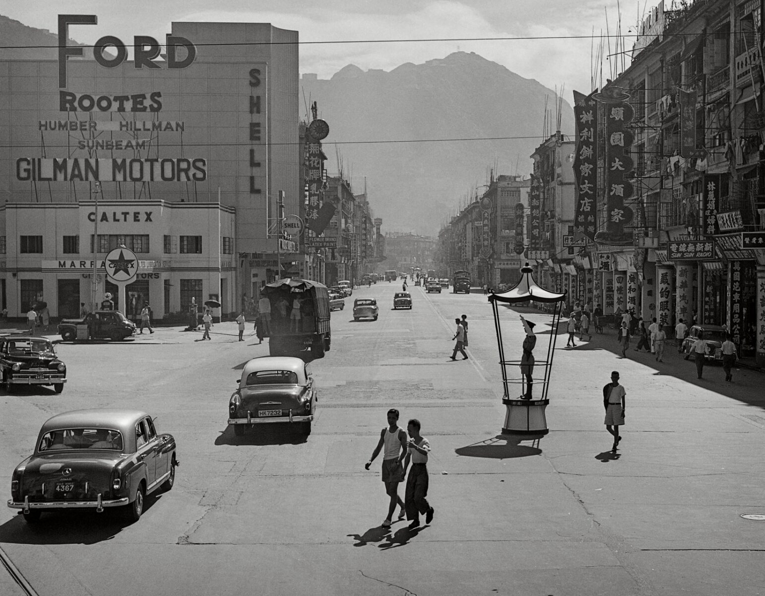 Black & white street photography by Fan Ho. Wan Chai, street scene, 50s/60s