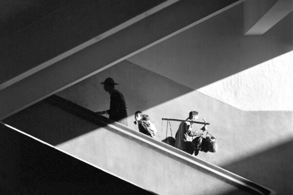 Black & white street photography by Fan Ho. Sun rays, Hong Kong, 1959