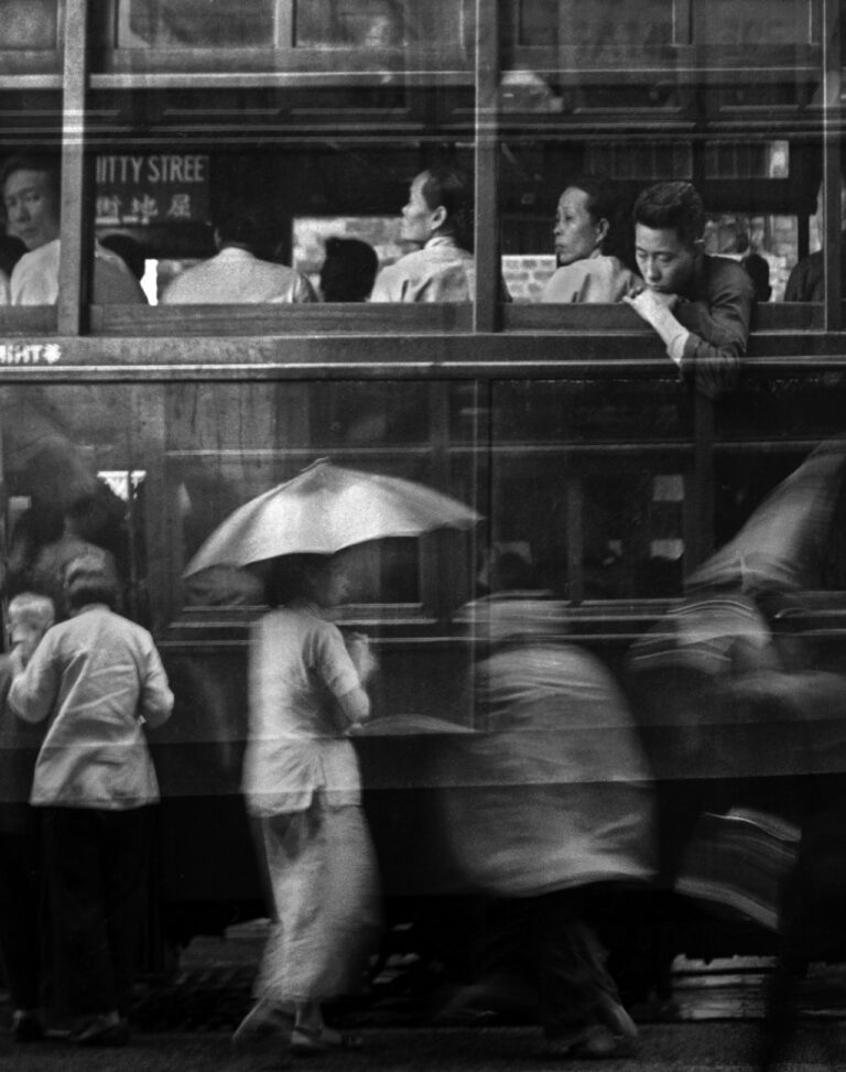 Black & white street photography by Fan Ho. Hong Kong