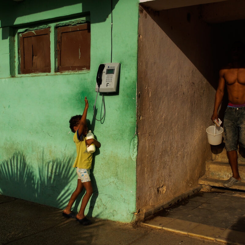 Color street photography by Andrea Torrei, Cuba