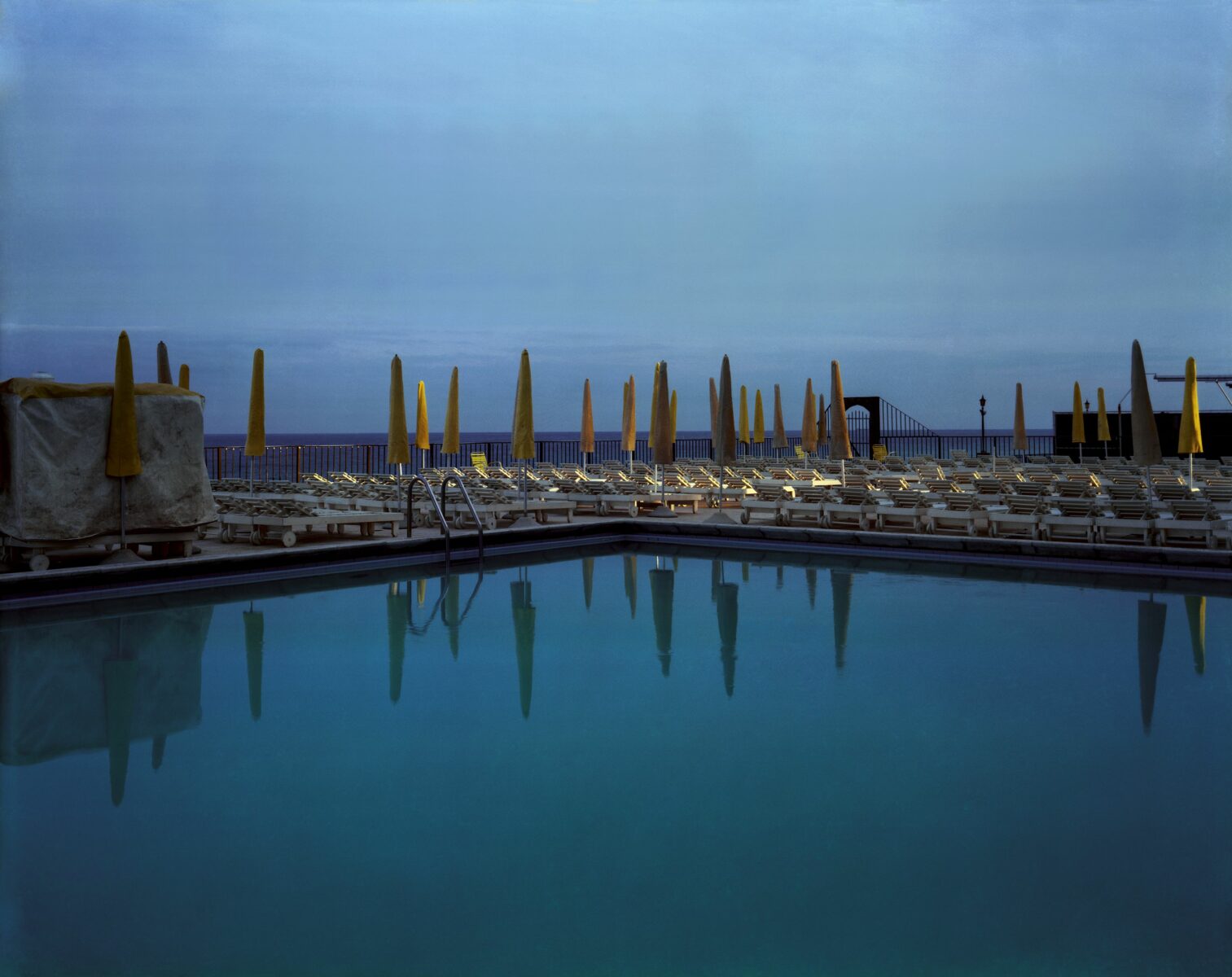 Color film photography by Joel Meyerowitz, swimming pool, Fort Lauderdale, Florida, 1977.