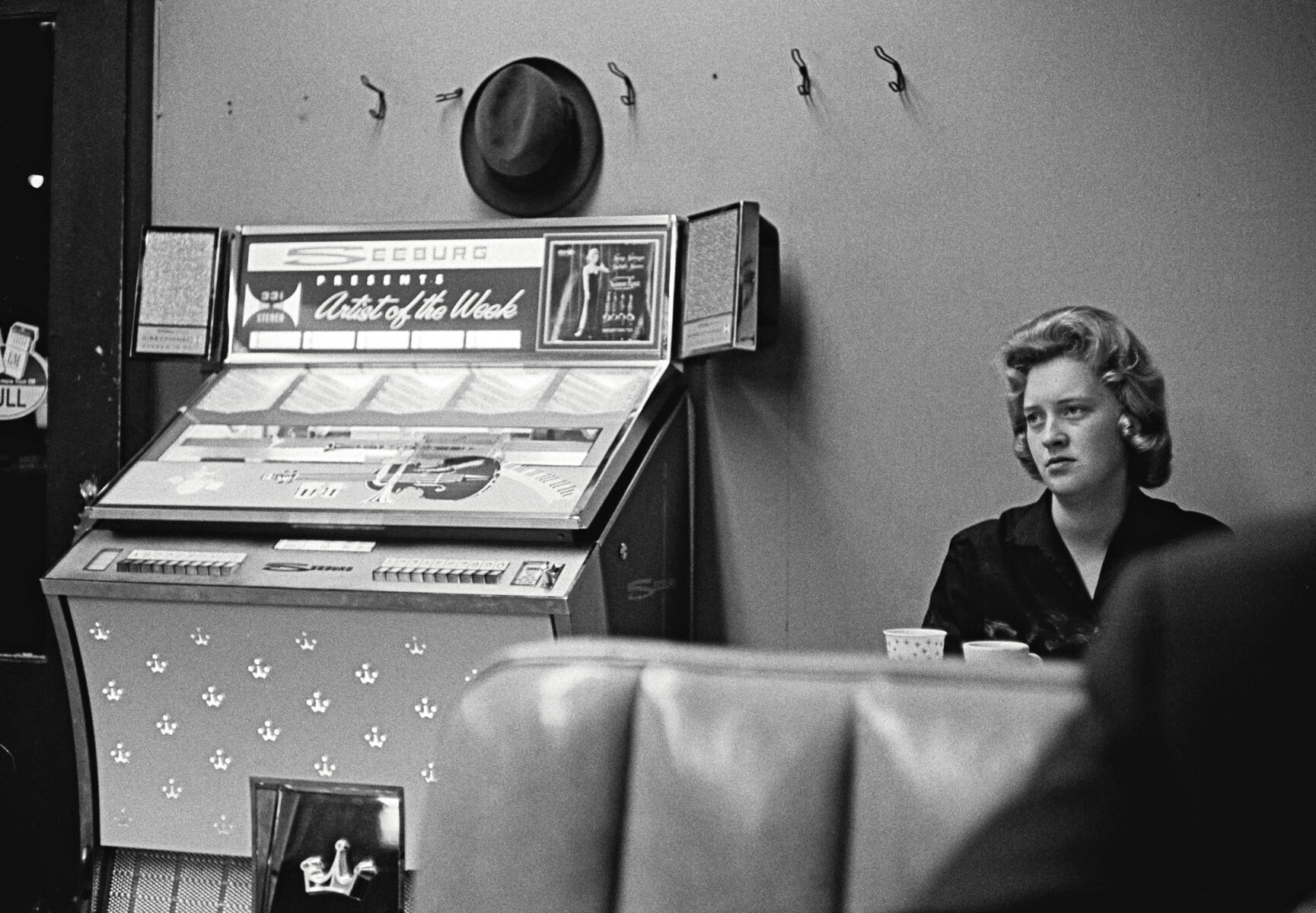 Black and white photography by Thomas Hoepker, Woman at a jukebox in South Dakota, 1963