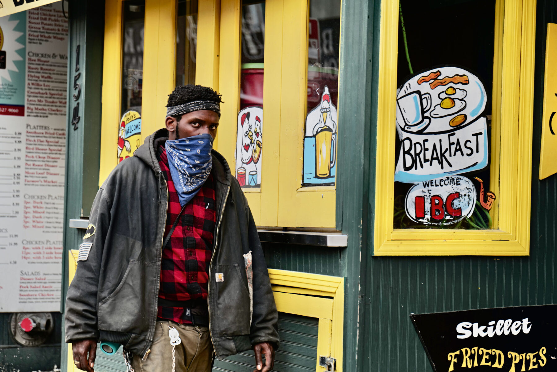 Color photography by Thomas Hoepker, man wearing bandana over face, Memphis, Tennessee, USA, 2020