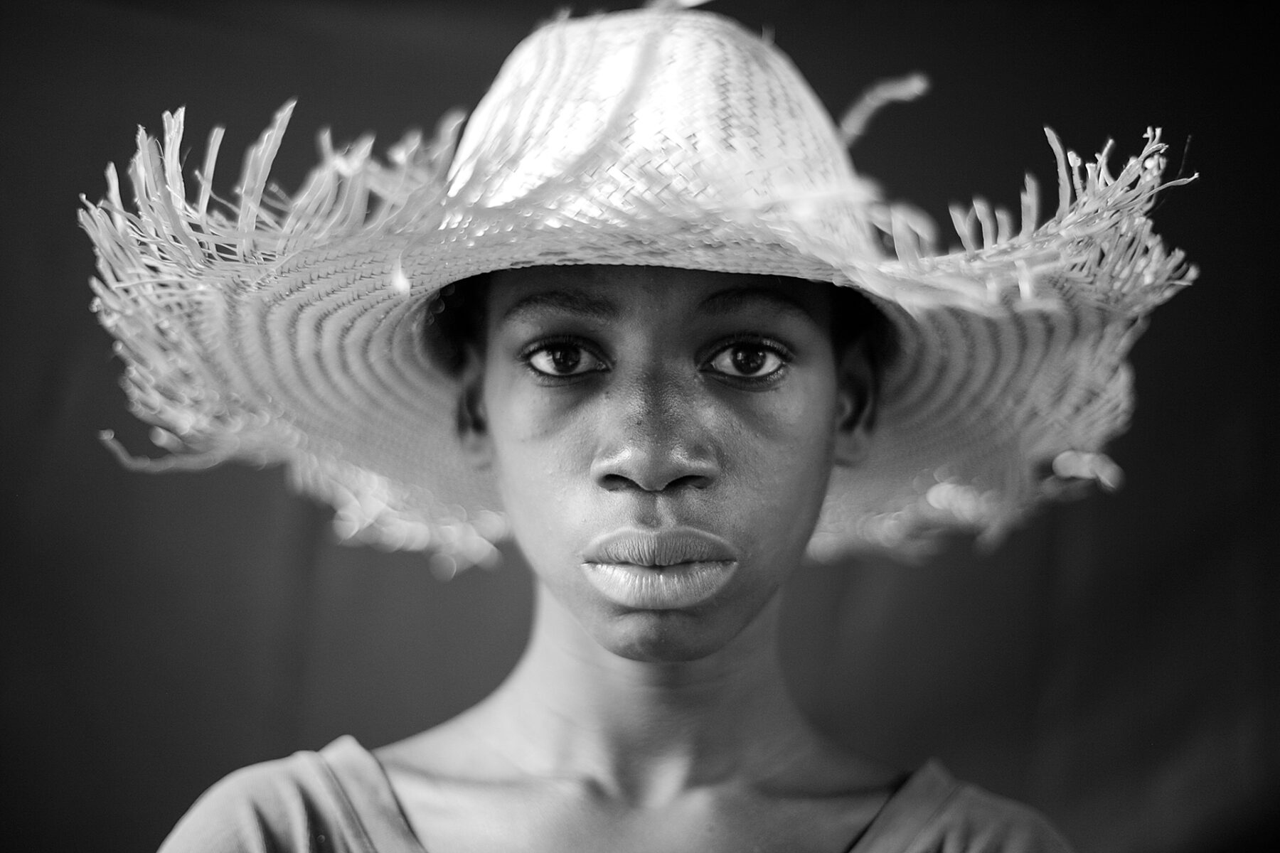 Black and white photography portrait by Mário Macilau, young boy