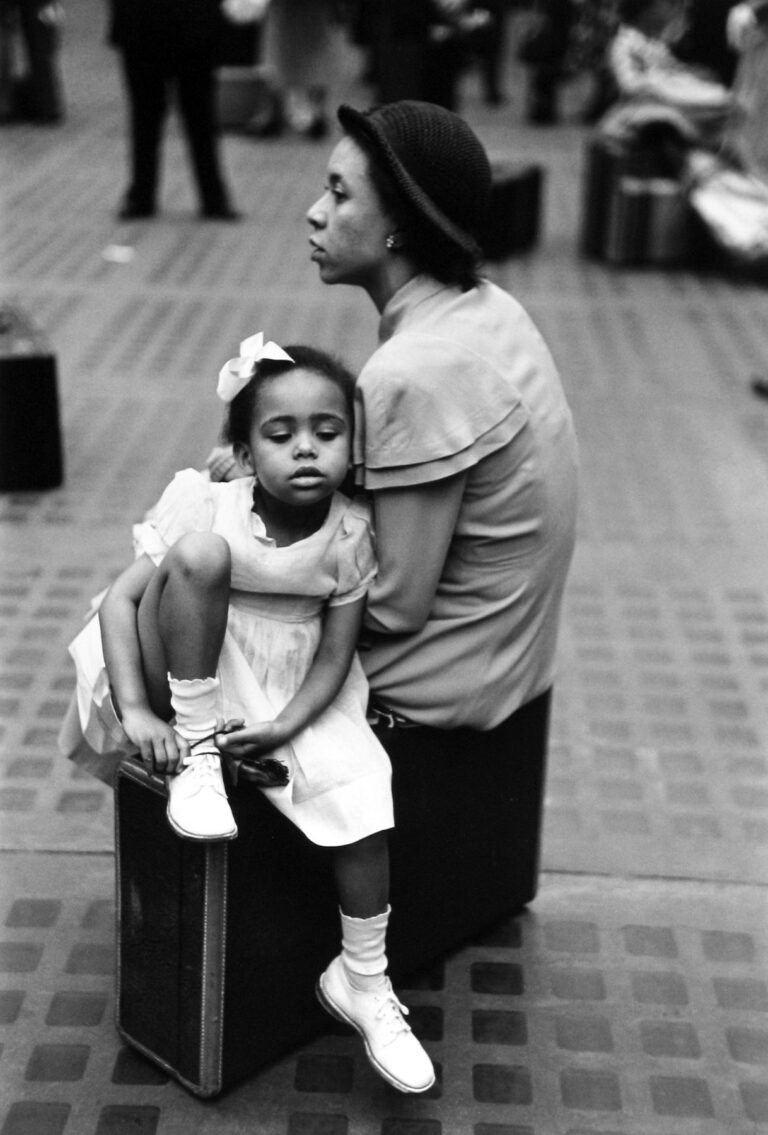 Street photography by Ruth Orkin, mother and daughter