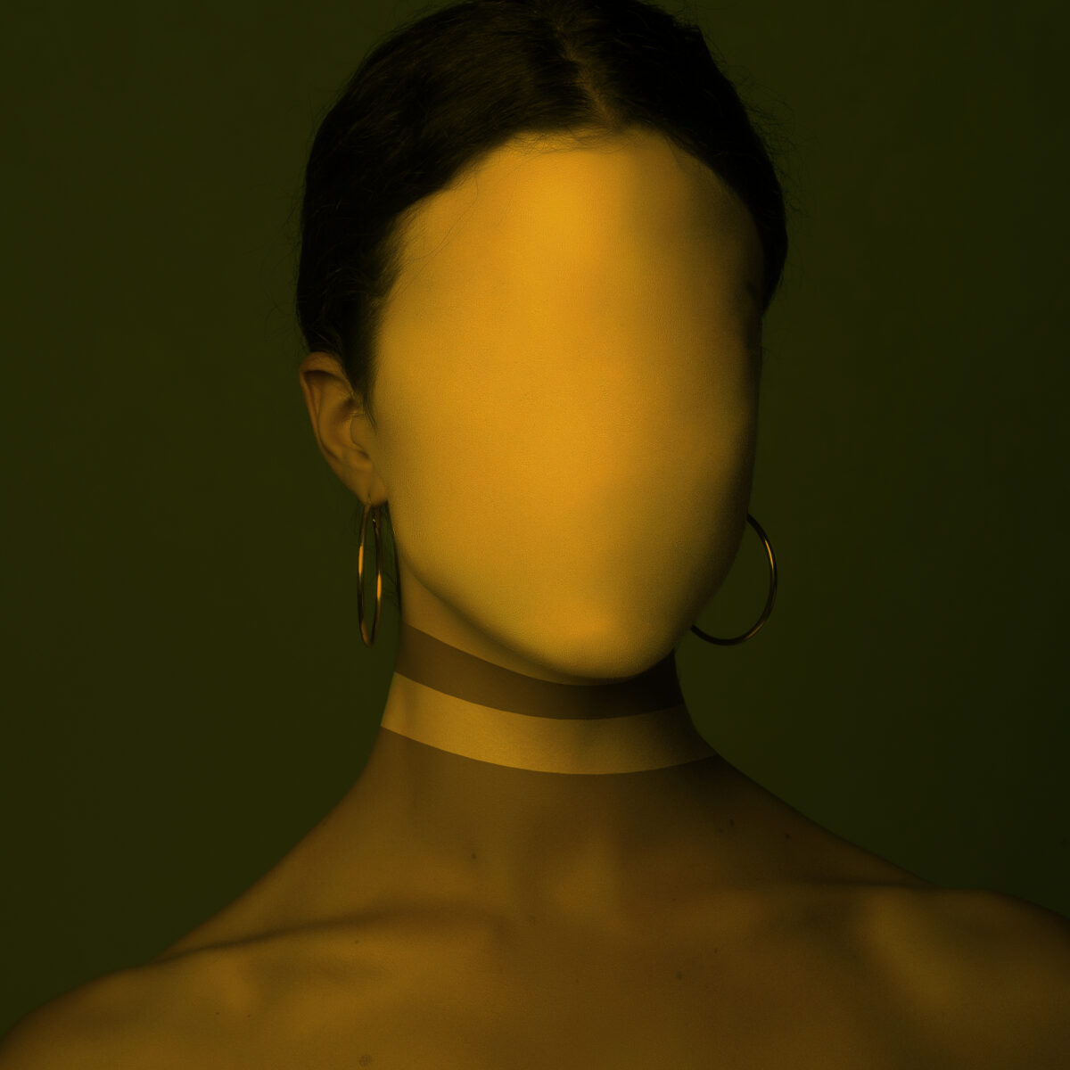 Color photography portrait by Paolo Baretta. Woman with no facial features