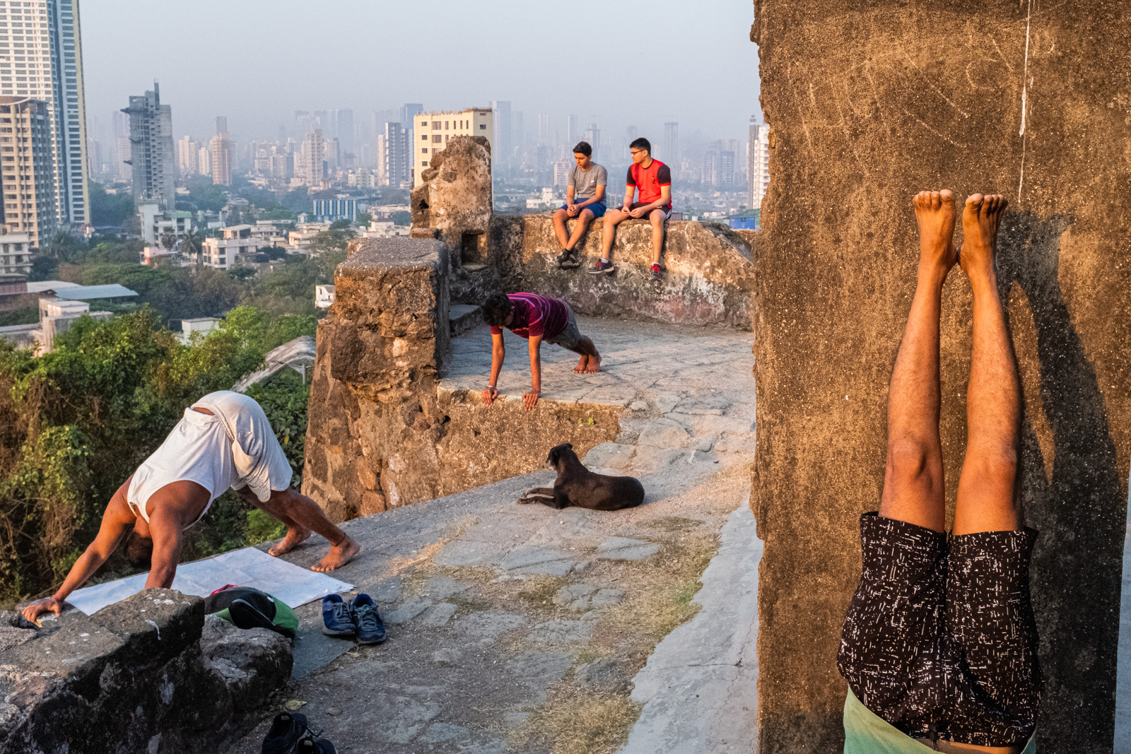 color street photo of people exercising in Mumbai by Suresh Naganathan