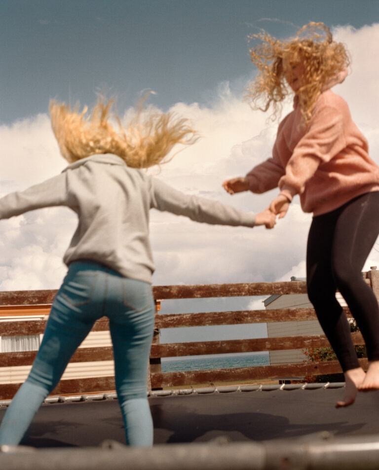 Documentary analog, film photography, Max Miechowski. Girls jumping