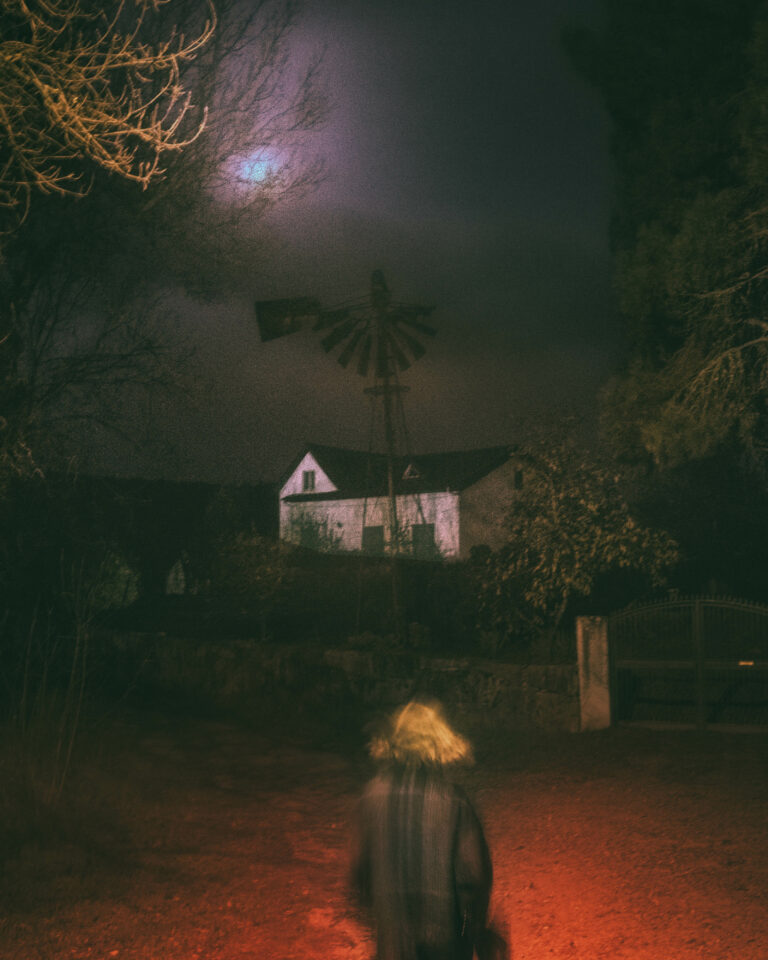 Landscape photography by Henri Prestes. Portugal, night, house, red light