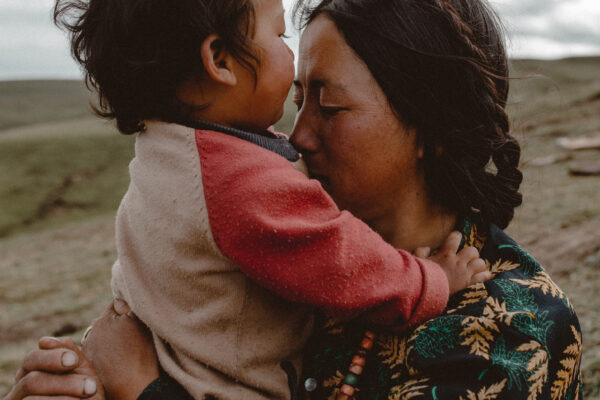 color portrait photo of mother and child in Tibet by Lyra Lintern