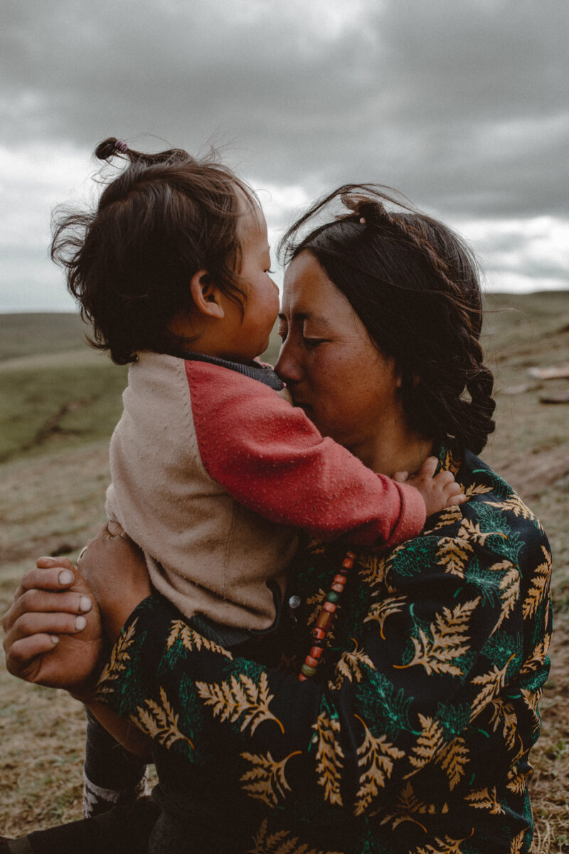 color portrait photo of mother and child in Tibet by Lyra Lintern