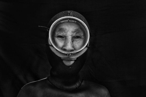 black and white portrait of a south korean eldely woman diver by Alain Schroeder