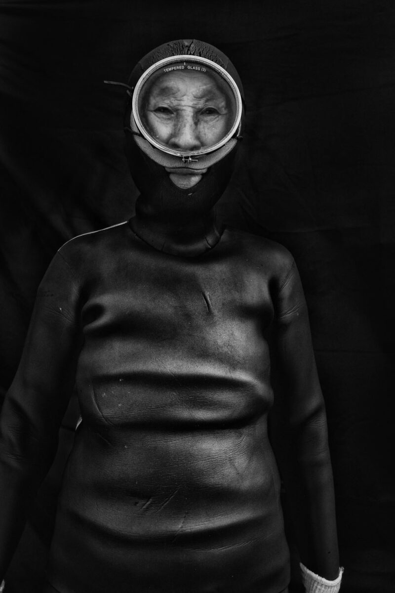 black and white portrait of a south korean eldely woman diver by Alain Schroeder