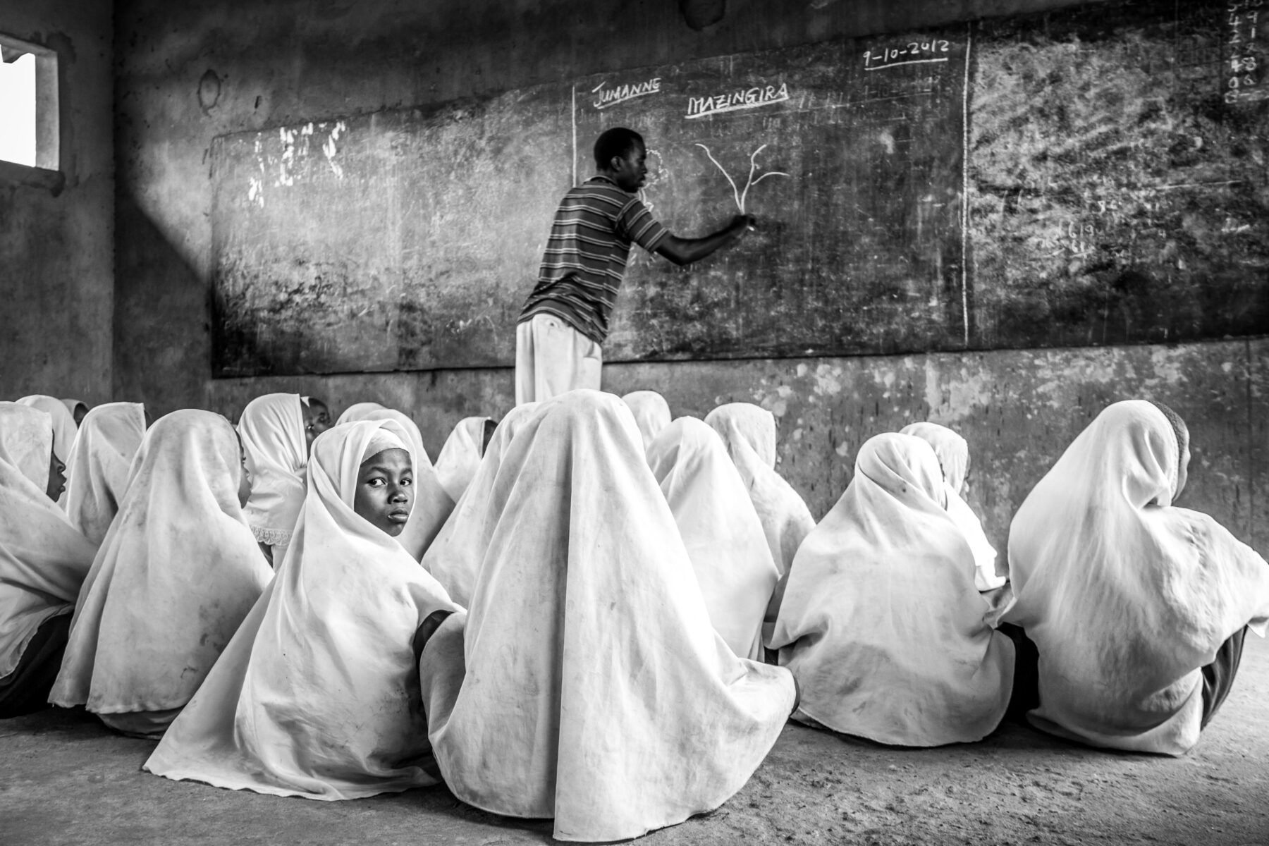 black and white photo of children in Zanzibar school by Roberta Vagliani