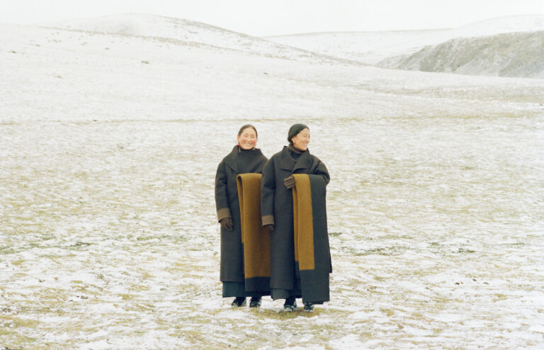 Color photo portrait of two women in Tibet by Kin Coedel