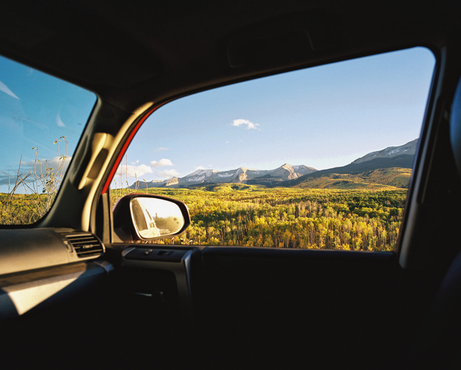 Color photography by Jakob Lilja-Ruiz, landscape, mountains and fields through a car window