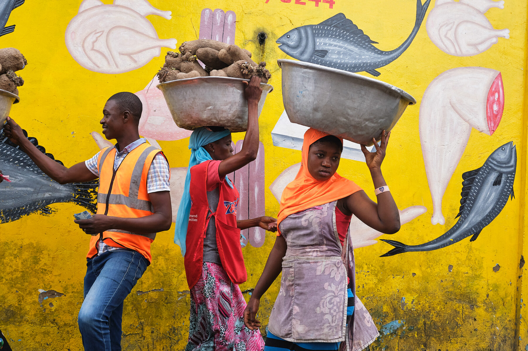 color street photo of people in market in Ghana by Regula Tschumi