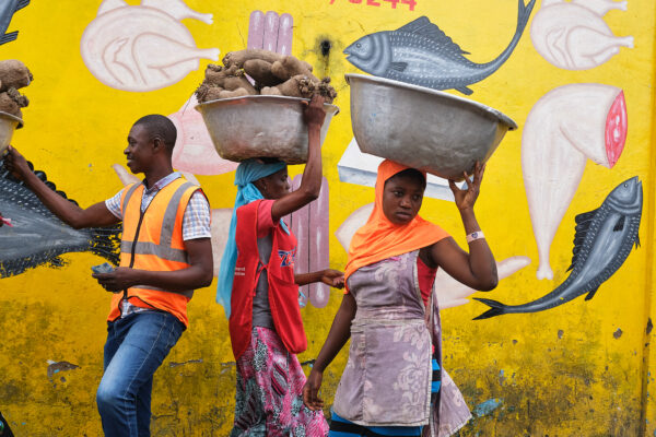 color street photo of people in market in Ghana by Regula Tschumi