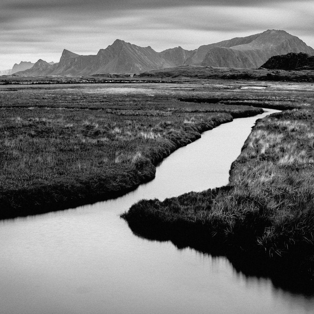 Black & white landscape photography by Adrian Vila. River and mountains