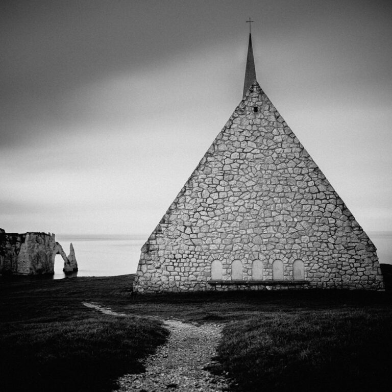 Black & white landscape photography by Adrian Vila. Stone house on the coast