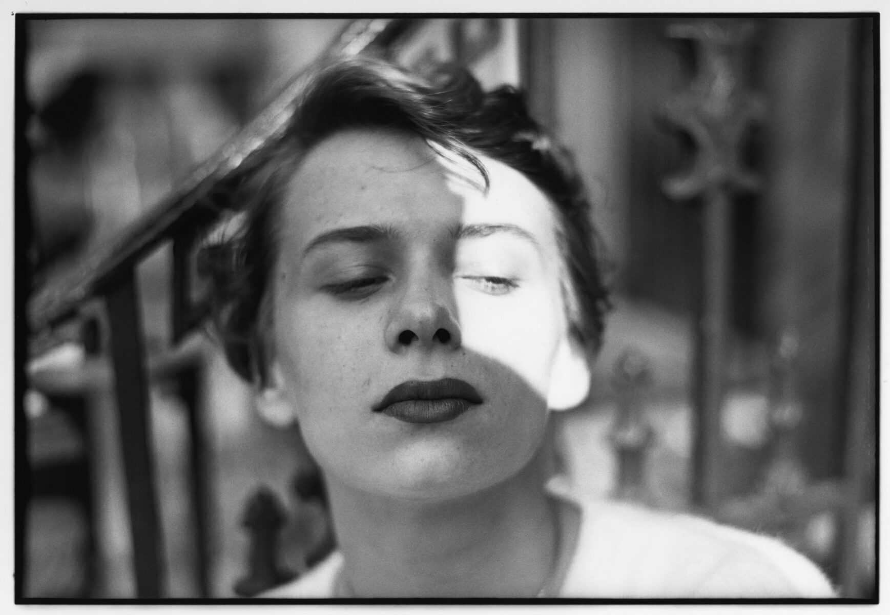 Black and white photography portrait of a woman by Saul Leiter