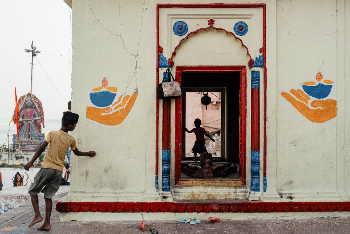 Street photography by Jonathan Jasberg, children playing in a temple, India